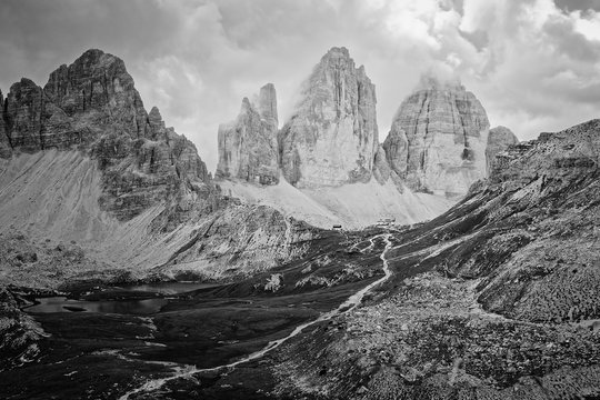 Fototapeta Die berühmten Drei Zinnen in den Sextener Dolomiten in Schwarz-Weiß mit einer Berghuette, Pustertal, Südtirol, Italien