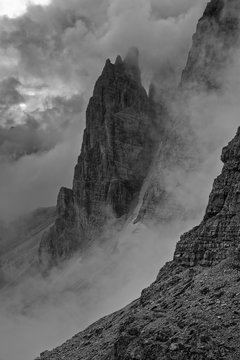 Fototapeta Nebel und Wolken um die Gipfel der Sextener Dolomiten in Schwarz-Weiß, Pustertal, Südtirol, Italien