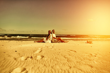 Obraz premium two lovers on beach and summer time 