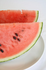 お皿の上のスイカ