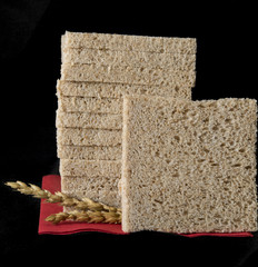 Rebanadas de pan integral cortadas en forma de cuadrados.
