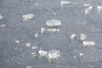 Eisfläche auf einem zugefrorenen See