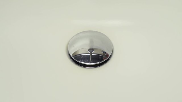 Water fills the sink. /Clean water pours from the tap and fills the sealed conch