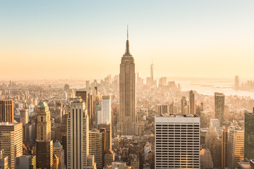 Nowy Jork. Panoramę centrum Manhattanu z oświetlonym Empire State Building i drapaczami chmur w niesamowity złoty zachód słońca. USA. - 193276551