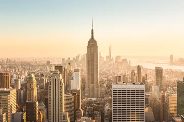 Papier Peint photo Lavable New York La ville de New York. Le centre-ville de Manhattan avec l& 39 Empire State Building illuminé et les gratte-ciel au magnifique coucher de soleil doré. ETATS-UNIS.