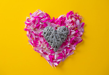 Obraz premium Pink and purple flower petals in heart shape