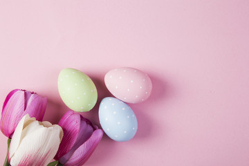 Fototapeta na wymiar Pastel-coloured tulips and easter-eggs 