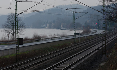 Fototapeta na wymiar Zugstrecke am Rhein