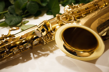 Obraz na płótnie Canvas Saxophone with roses close up