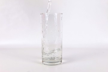 leitungswasser wird in ein glas gefüllt