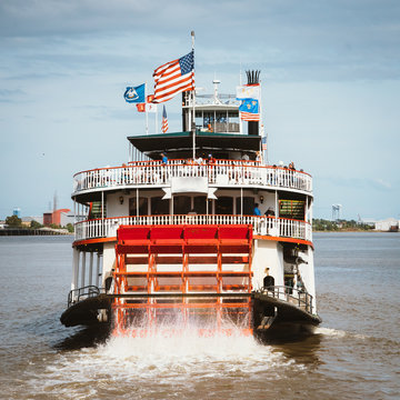 Paddle wheel steamer on the Mississippi