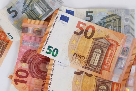 verschiedene euroscheine liegen im studio auf einem haufen