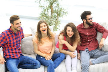 Obraz premium cheerful friends laughing in the living room.