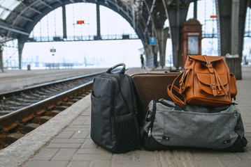 Fototapeta premium torby na stacji kolejowej w pobliżu linii kolejowej