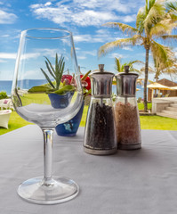 verre à pied sur table de vacances dans les îles  © Unclesam