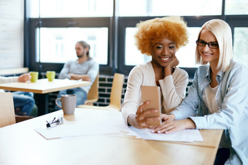 Fototapeta premium Happy Women Taking Photo On Phone In Cafe.