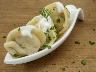 Pelmini mit Schmand und Kräutern
