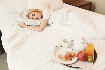 Obraz na płótnie Canvas Woman sleeping while the breakfast is ready