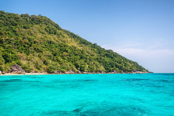 Fototapeta na wymiar Beautiful sea and blue sky at Similan island, Andaman sea, Thailand