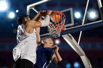 Poster Im Rahmen Zwei Basketballspieler in Aktion © Andrey Burmakin
