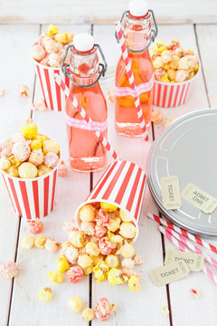 Buntes Popcorn und Limonde