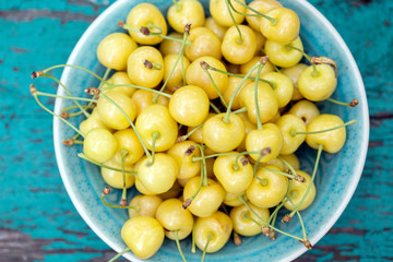 Yellow cherry in a bowl