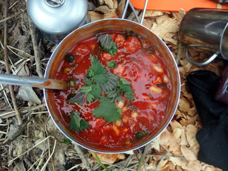 Jedzenie na biwaku - obiad z menażki