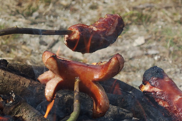 Jedzenie na biwaku - pieczenie kiełbasy na ognisku