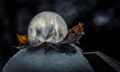 Seifenblase / gefrorene Seifenblase in der Natur
