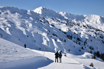 Fototapeta na wymiar Randonneurs dans l'Oberland bernois en hiver en Suisse