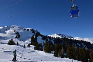 Obraz premium Télécabine à Lenk dans l'Oberland bernois en Suisse