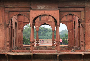 kolumny i łuki czerwonego fortu rang mahal w delhi w indiach