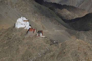 buddyjski klasztor namgyal tsemo gompa na tle skał w ladakh, indie
