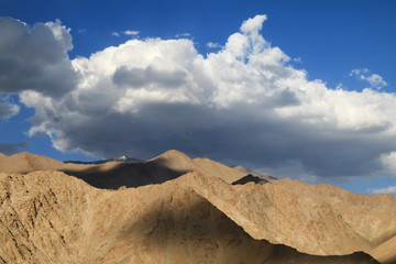 nagie górskie szczyty i pustynny krajobraz w himalajach z indyjskiego regionu ladakh - obrazy, fototapety, plakaty