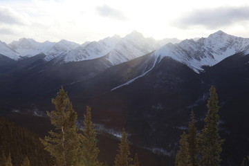 Fototapeta na wymiar Winterlandschaft aus Sicht des Sulphur Mountains in Banff, Kanada