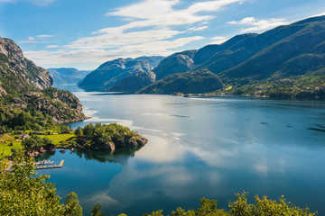 Obraz premium Norweski fiord i góry Lysefjord, Norwegia.