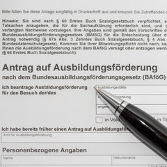 Obraz premium Antrag auf Ausbildungsförderung mit Kugelschreiber