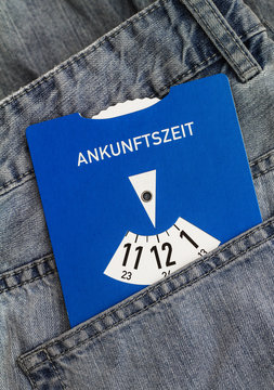 Parkscheibe in einer Hosentasche