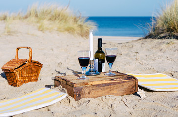 Picknick mit Rotwein am Strand
