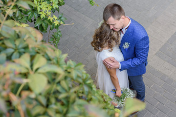 Obraz premium Happy bride and groom after wedding ceremony
