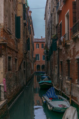 Fototapeta na wymiar View of the channels and old palaces in Venice in the morning - 1
