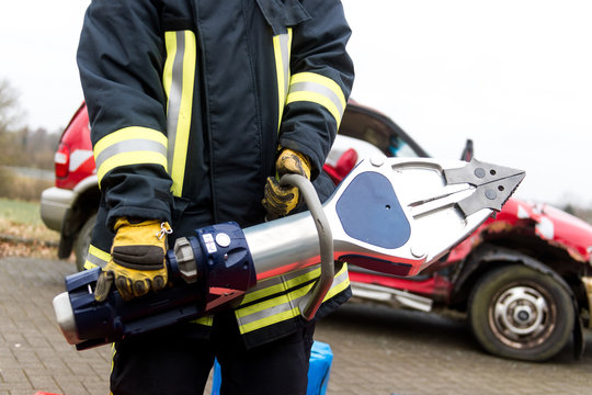 Akkubetriebener Rettungsspreizer der Feuerwehr - Spreizer