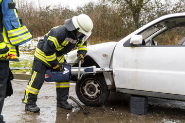 Feuerwehr im Einsatz mit Rettungsspreizer