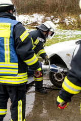 Fototapeta premium Feuerwehr im Einsatz mit Rettungsspreizer