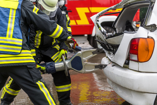 Feuerwehr im Einsatz mit Rettungsspreizer