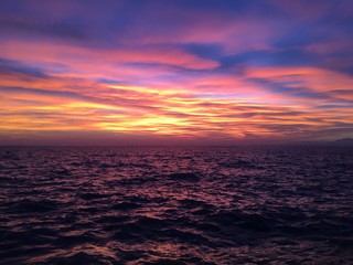 Tramonto colorato sul lago di Garda acqua arancio rosso e rosa