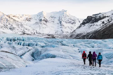 Foto auf Acrylglas Gletscher Bergsteiger, die einen Gletscher wandern