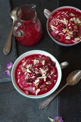 Himbeer-Hirsebrei mit weißer Schokolade, Rosinen und Nüssen