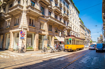 Belle rue avec des bâtiments anciens au centre de Milan, Italie