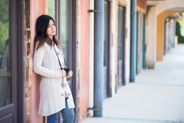 Obraz premium Asian woman taking photo while on travel